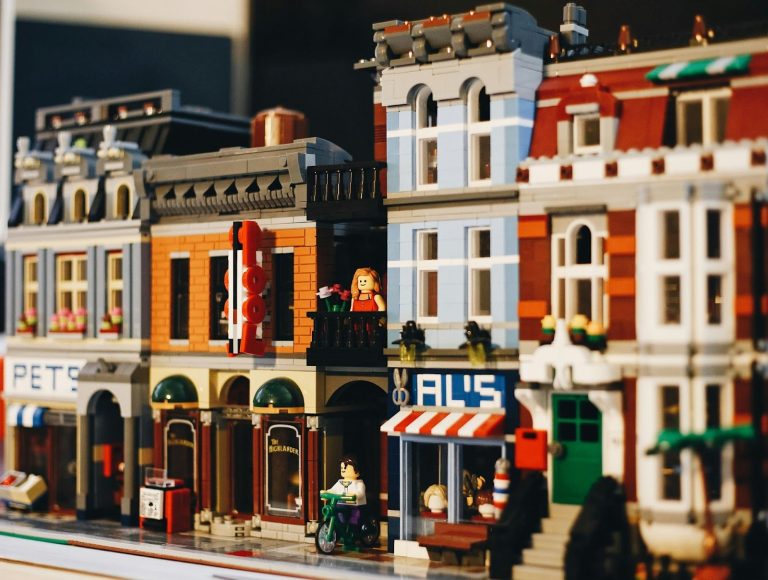 Populiariausi LEGO rinkiniai pagal amžių: ką rinktis 3, 5, 7, 10 ir 14 metų vaikui?